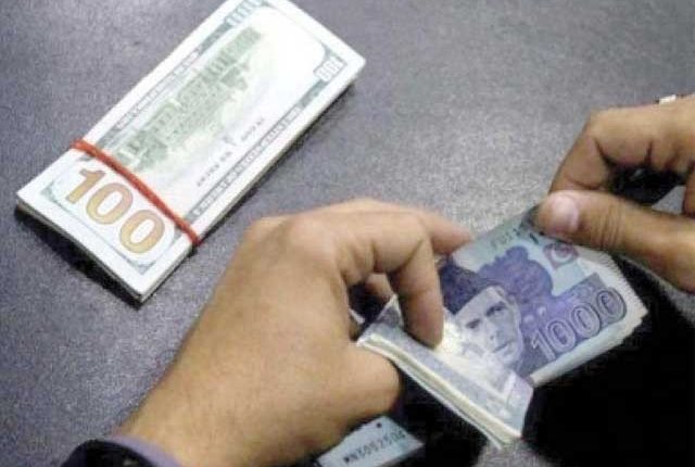 روپے کے مقابلے میں ڈالر کی قدر مسلسل گراوٹ کا شکار
