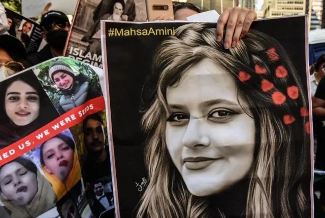 بے حجاب خواتین جسم فروش ہیں، ایرانی رکن پارلیمان