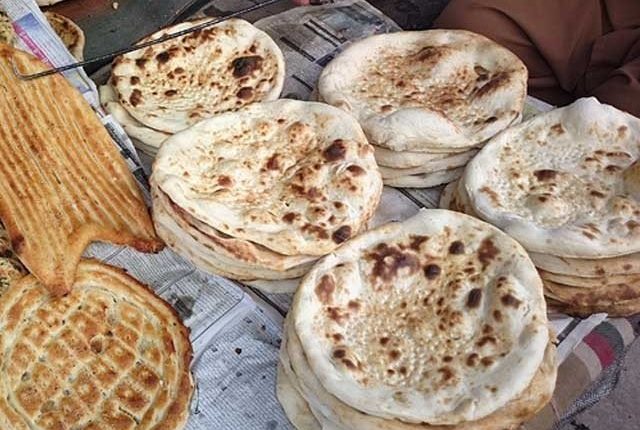 کوئٹہ ہزارہ ٹاﺅن میں نان بائیوں کی من مانیاں، روٹی 50 روپے میں فروخت