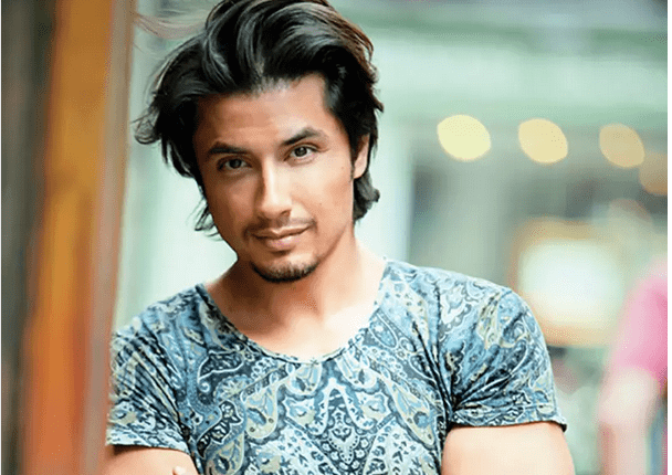 علی ظفر کا مداحوں کو اپنا نیا گانا رات کو ہیڈ فون لگا کر سننے کا مشورہ