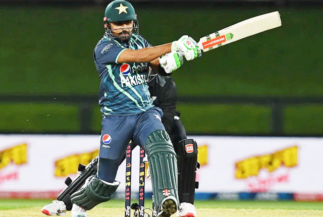 کرائسسٹ چرچ: قومی کرکٹ ٹیم کے کپتان بابراعظم نے ہدف کے کامیاب تعاقب میں زیادہ ففٹیز کا حصہ ڈالنے والے اوپنرز کی فہرست میں بھارت کے روہت شرما اور ڈیوڈ وارنر کو جوائن کرلیا۔ نیوزی لینڈ کیخلاف ٹرائنگولر سیریز میں بابر نے 10 ویں بار کسی میچ میں ففٹی کے ساتھ ٹیم کی فتح یقینی بنائی، بابراعظم نے اوپننگ پوزیشن کے علاوہ بھی ایک ایسی ففٹی بنائی جس میں گرین شرٹس سرخرو ہوئے۔ ہدف کے کامیاب تعاقب میں کسی بھی پوزیشن پر بیٹنگ کرتے ہوئے سب سے زیادہ ففٹیز بنانے کا ریکارڈ ویرات کوہلی کے پاس ہے، انھوں نے 15 فاتح اننگز کھیلی ہیں، بابراعظم اور ڈیوڈ وارنر 12،12 اننگز کے ساتھ مشترکہ طور پر دوسرے نمبر پر موجود ہیں۔ مزید پڑھیں: محمد رضوان نے کرس گیل، بابراعظم اور کوہلی کو پیچھے چھوڑ دیا دوسری جانب بابراعظم نے 84 اننگز میں زیادہ ففٹیز کا ویراٹ کوہلی کا ریکارڈ برابر کردیا ہے، انھوں نے 28 بار یہ سنگ میل عبور کیا ہے۔ واضح رہے کہ آئی سی سی ٹی20 بیٹرز کی رینکنگ میں کپتان بابراعظم 3 نمبر پر موجود ہیں جبکہ محمد رضوان پہلی اور بھارت کے سوریا کمار دوسری پوزیشن پر قابض ہیں۔