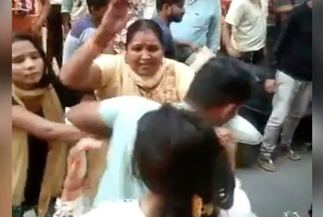 گرل فرینڈ کو شاپنگ کرانے والے شوہرکی بیوی کے ہاتھوں سرِ بازار پٹائی؛ ویڈیو وائرل