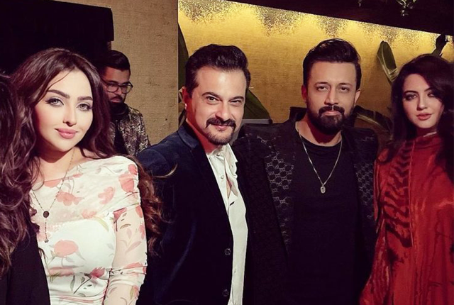 عاطف اسلم کی اہلیہ کے ہمراہ سنجے کپور کی سالگرہ میں شرکت، تصاویر وائرل