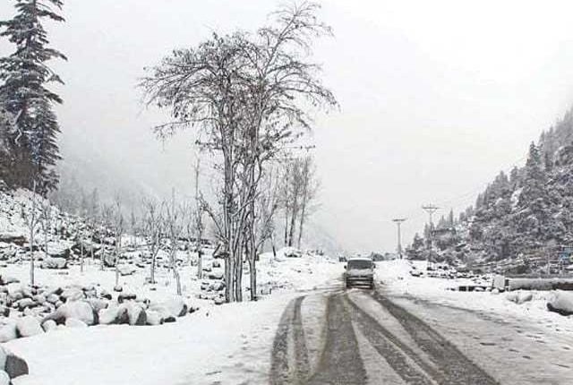 خیبرپختونخوا کے بالائی علاقوں میں برفباری، درجہ حرارت منفی ہوگیا