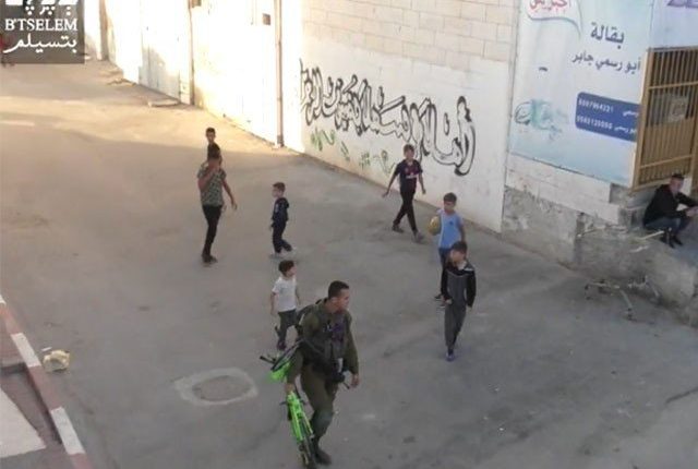 اسرائیلی فوجی کی فلسطینی بچے سے نفرت انگیز سلوک کی ویڈیو وائرل
