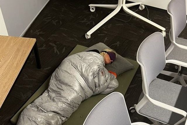 ٹوئٹر کی خاتون مینجر کی دفترمیں سونے کی تصویر وائرل