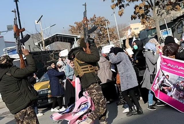 افغانستان؛ خواتین کے حقوق کی تنظیم کے ارکان کی گرفتاری پر اقوام متحدہ کا اظہارِ تشویش