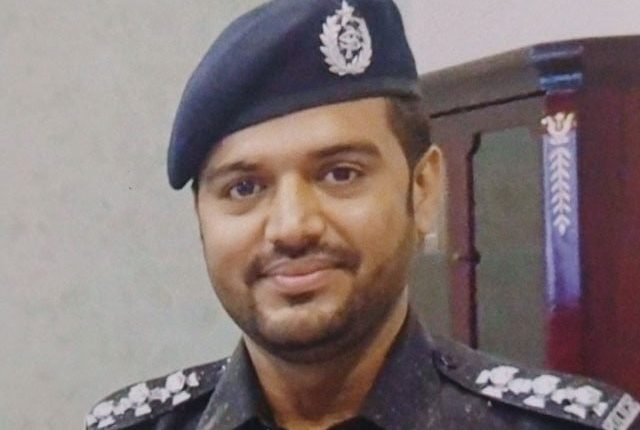 کراچی پولیس کے افسرکے بینک اکاؤنٹ میں 10 کروڑ روپے موجود ہونے کا انکشاف ہوا ہے، بہادرآباد تھانے کے شعبہ تفتیش میں تعینات تفتیشی افسر عامر گوپانک راتوں رات کروڑ بتی بن گئے۔ اس حوالے سے تفتیشی افسر عامر گوپانگ نے ایکسپریس کو بتایا کہ وہ ایک تنخواہ دار سرکاری افسر ہیں اور 31 اکتوبر کو ان کے اکاؤنٹ میں تنخواہ منتقل ہوئی تھی اور اے ٹی ایم کارڈ ان کی اہلیہ کے پاس موجود ہوتا ہے، تنخواہ کی منتقلی کے بعد ان کی اہلیہ مسلسل کوشش کر رہی تھیں کہ وہ اے ٹی ایم کارڈ سے تنخواہ کے پیسے نکلوا سکیں لیکن تنخواہ کے پیسے اے ٹی ایم سے نہیں نکل رہے تھے۔ پولیس افسر نے بتایا کہ انہوں نے بتایا کہ جمعے کے روز وہ خود متعلقہ بینک پہنچے تو معلومات کرنے پر انہیں بینک عملے کی جانب سے بتایا گیا کہ آپ کا اے ٹی ایم بلاک کر دیا گیا اور وجہ بتائی گئی کہ قومی شناختی کارڈ ایکسپائر ہوگیا ہے جس پر انھوں نے بتایا کہ ان کا شناختی کارڈ آج رات کو ہی ایکسپائر ہو رہا ہے لیکن بینک پہلے سے کیسے اے ٹی ایم کارڈ بلاک کرسکتا ہے۔ انہوں نے کہا کہ بینک عملے کی جانب سے بتایا گیا کہ بینک کی پالیسی ہے کہ وہ پہلے سے اے ٹی ایم بلاک کرسکتا ہے جس کے بعد بغیر کسی اطلاع کے ان کا اکاؤنٹ بھی سیل کر دیا گیا۔ تفتیشی افسر نے مزید بتایا کہ اسی دوران انھوں نے اے جی سندھ اور کراچی پولیس آفس میں اکاؤنٹ برانچ سے پوچھا تو انہیں بتایا گیا کہ ان کی جانب سے بینک اکاؤنٹ سیل کرنے کے حوالے سے کو کوئی ہدایت نہیں کی گئی ہے جس پر بینک عملے نے انہیں بتایا کہ بینک نے ان کے نئے اے ٹی ایم کارڈ بنوانے کے لیے پہلے سے درخواست کر دی تھی، آپ کا نیا اے ٹی ایم کارڈ بن گیا ہوگا جس پر انھوں نے عملے سے اپنا نیا اے ٹی ایم کارڈ مانگا۔ عملے کی جانب سے اے ٹی ایم تلاش کرنے کا کہا گیا اور تین مرتبہ بینک کے عملے نے ان کا نیا اے ٹی ایم تلاش کیا، اس کے بعد انہیں نیا اے ٹی ایم دیا گیا اور جب انھوں نے نئے اے ٹی ایم کو ایکٹیویٹ کرکے اپنا اکاؤنٹ چیک کیا تو اکاؤنٹ میں 9 کروڑ 99لاکھ 35 ہزار990 روپے 40 پیسے موجود تھے جس پر وہ پریشان ہوگئے کیوں کہ بے نامی اکاؤنٹس کے بارے میں وہ پہلے سن چکے تھے۔ اس کے بعد انھوں نے ایف آئی اے میں اپنے دوستوں سے معلومات حاصل کرنے کی کوشش کی لیکن نماز جمعہ کی وجہ سے ان کا اپنے دوستوں سے رابطہ نہیں ہوسکا تو انھوں نے سوشل میڈیا اکاؤنٹ پر پوسٹ وائرل کی کہ انہیں مشورہ دیا جائے کہ وہ ایف آئی اے میں شکایت درج کروائیں یا نہیں؟ انھوں نے بتایا کہ جمعے کو ہی کچھ دیر کے بعد ان کا اکاؤنٹ نارمل ہوگیا اور ان کے اکاؤنٹ میں بس ان کی تنخواہ کے پیسے موجود تھے۔ انھوں نے بتایا کہ وہ پیر کو دوبارہ بینک اور ایف آئی اے جائیں گے اور مزید بھی معلومات حاصل کریں گے، ان کے اکاؤنٹ میں اپنی بڑی رقم کیسے اور کس نے منتقل کی۔