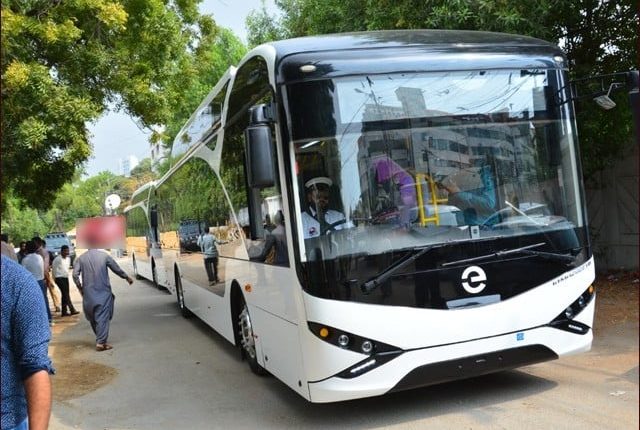 کراچی میں پاکستان کی پہلی الیکٹرک بس کا آزمائشی سفر