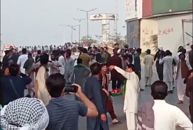 پی ٹی آئی کے 2 گروہ آپس میں لڑ پڑے، ایک دوسرے پر گولیاں چلادیں