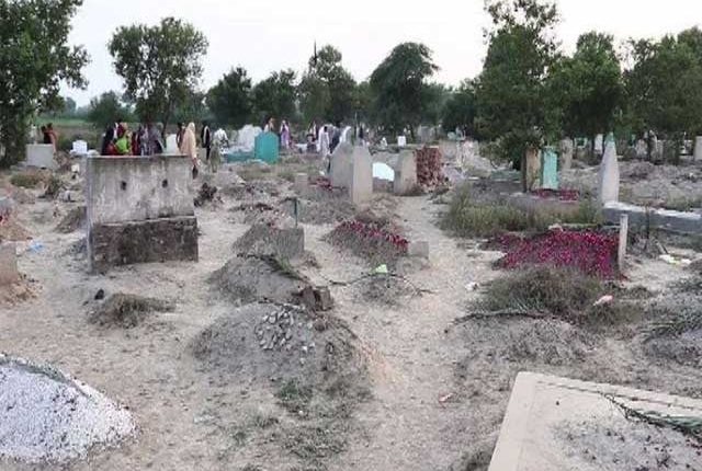 لاہور کے قبرستانوں میں جگہ کم، تدفین کے اخراجات بھی بڑھ گئے