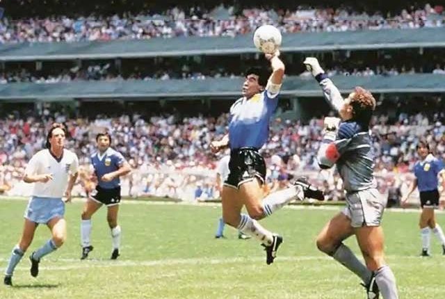 میراڈونا کا بدنام زمانہ "ہینڈ آف گاڈ" گول، بال کتنے میں نیلام ہوئی؟