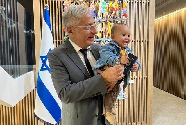 متحدہ عرب امارات میں پہلا اسرائیلی پاسپوٹ جاری کردیا گیا