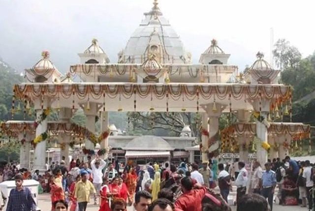 بھارت میں ٹرک مندر میں گھس گیا؛ 7 بچوں سمیت 12 افراد کچل کر ہلاک