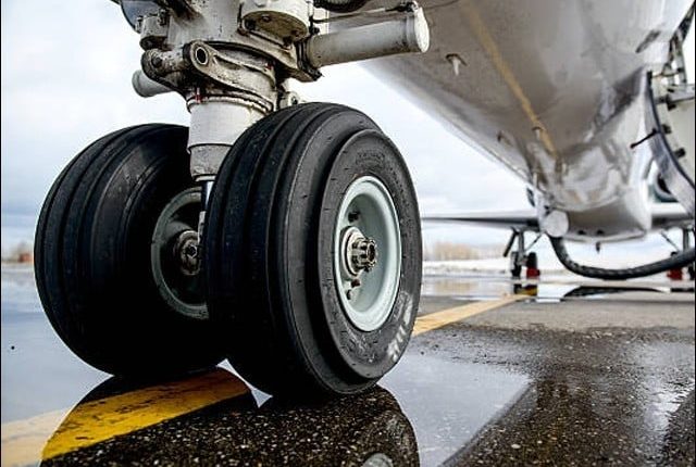 سکھر سے کراچی آنے والا طیارہ لینڈنگ کے دوران حادثے سے بچ گیا