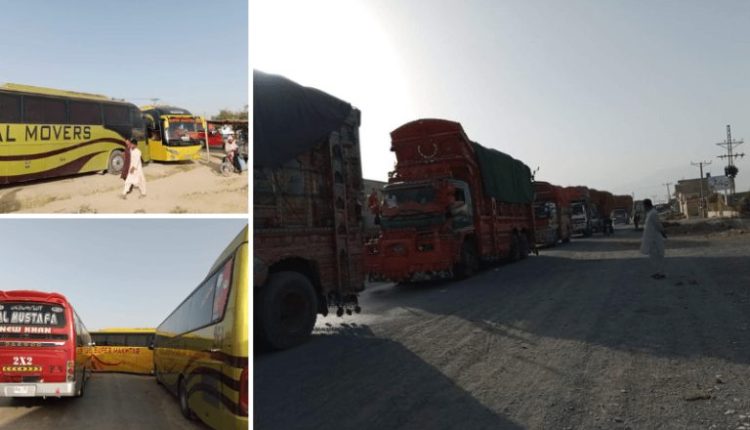 ٹرانسپورٹرز نے گڈانی کراس پر رکاوٹیں کھڑی کردیں، کراچی کوئٹہ شاہرہ بند