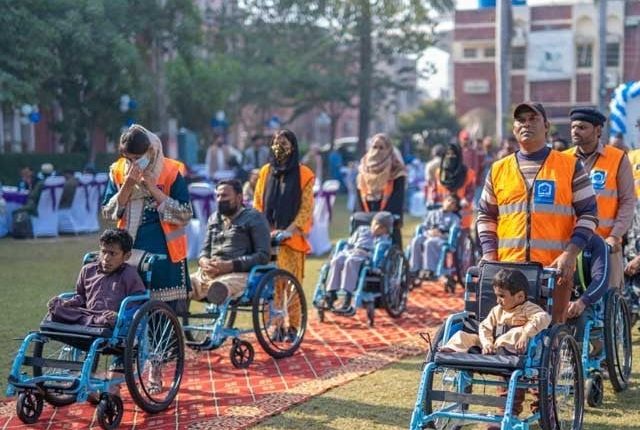 الخدمت فاؤنڈیشن کی جانب سے معذور افراد کو ویل چیئرز اور سفید چھڑیاں فراہم کی گئیں