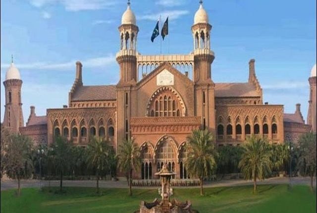 کمرہ عدالت میں ’’گاؤن‘‘ پہننے کا تنازع؛ وکیل کو سزا سنانے پر معاملہ شدت اختیار کرگیا