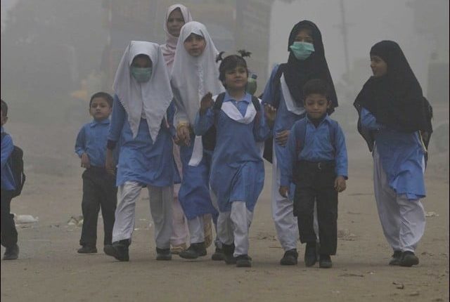 اسموگ کے باعث لاہور کے اسکولز و دفاتر ہفتے میں 3 روز بند رکھنے کا فیصلہ