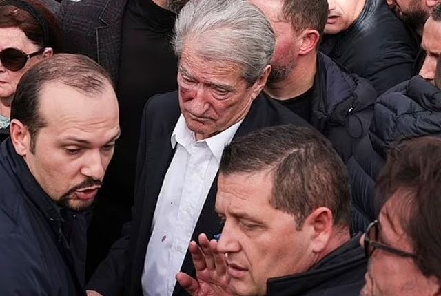 البانیہ میں سابق وزیراعظم کو حکومت حامی کارکن نے گھونسا دے مارا؛ ویڈیو وائرل