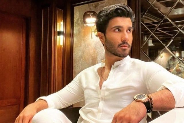 فیروز خان مالی مشکلات میں ہیں، بچوں کیلئے مانگی رقم نہیں دے سکتے، وکیل