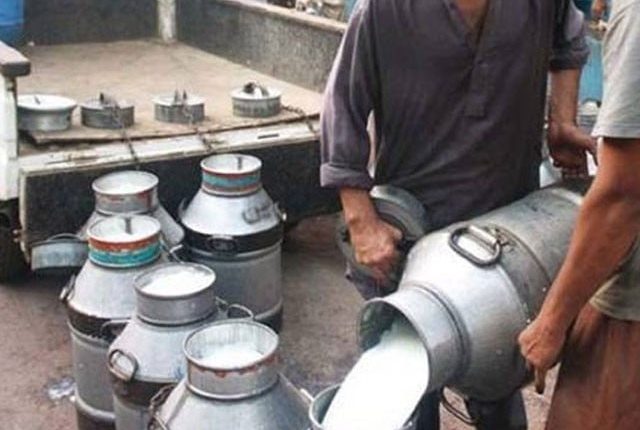 کراچی میں ایک بار پھر دودھ کی فی لیٹر قیمت میں اضافہ کردیا گیا