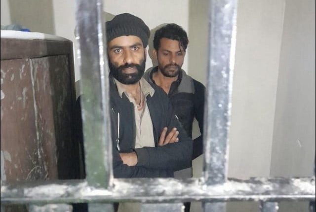 لاہور میں شہریوں کو تلاشی کے نام پر لوٹنے والے دو جعلی پولیس اہلکار گرفتار