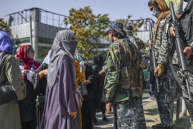 افغانستان میں طالبان نے یونیورسٹیوں میں خواتین طالبات پر پابندی لگادی