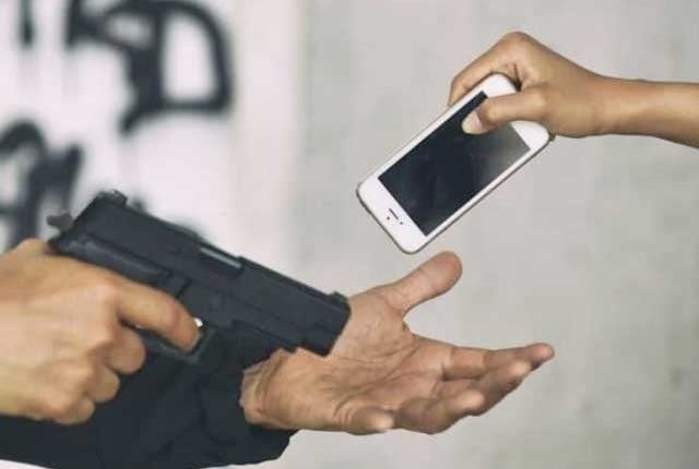 کراچی؛ جوہر اور اورنگی ٹاؤن میں شہریوں ںے 2 ڈاکو مار دیے