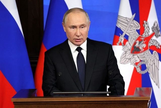 ماسکو: روس کے صدر ولادیمیر پوٹن نے کہا ہے کہ یوکرین کے معاملے پر تمام فریقوں کے ساتھ بات چیت کے لیے تیار ہیں لیکن مغربی ممالک مذاکرات سے انکار کررہے ہیں۔ عالمی خبر رساں ادارے کے مطابق روس کے صدر ولادیمیر پوٹن نے یوکرین کے صدر وولودیمیر زیلنسکی کو تنقید کا نشان بناتے ہوئے کہا کہ زیلنسکی بھی اپنے مغربی اتحادی ممالک کی طرح مذاکرات کے لیے تیار نہیں۔ صدر پوٹن نے مزید کہا کہ روس یوکرین جنگ میں شامل تمام فریقوں کے ساتھ بات چیت کے لیے تیار ہے لیکن ہمیں مثبت ردعمل دیکھنے کو نہیں ملا اس کے باوجود ہم جنگ کے خاتمے کے قابل قبول حل کے لیے تیار ہیں۔ امریکا کی جانب سے یوکرین کو جدید فضائی سسٹم پیٹریاٹ کی فراہمی کے فیصلے پر کڑی تنقید کرتے ہوئے روسی صدر نے کہا کہ مجھے 100 فیصد یقین ہے کہ روسی افواج پینٹاگون کے جدید ترین فضائی دفاعی نظام کو تباہ کر دیں گی۔ صدر پوٹن نے الزام عائد کیا کہ امریکا کی سربراہی میں مغربی ممالک روس کو دنیا میں تنہا کرنا چاہتے ہیں۔ اپنے ملک اور شہریوں کے مفادات کے دفاع کے لیے ہماری سمت درست ہے۔ یاد رہے کہ روس نے رواں برس 24 فروری کو یوکرین پر فوج کشی کی تھی جس کے لیے امریکا سمیت عالمی قوتوں روس کو خبردار کرتی آئی تھیں تاہم روسی صدر ان دھمکیوں کو خاطر میں نہ لائے تھے۔ یوکرین پر حملے کے بعد روس نے اس عزم کا اظہار کیا تھا کہ اپنے مقاصد کے حصول تک لڑیں گے جس پر یوکرین نے کہا تھا کہ اس وقت تک آرام سے نہیں بیٹھیں گے جب تک کہ آخری روسی فوجی کو اپنے علاقوں سے نہیں نکال لیتے۔