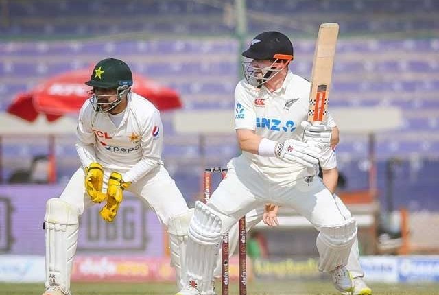 کراچی ٹیسٹ؛ کیوی بیٹرز پاکستانی باؤلنگ کے سامنے چٹان بن گئے
