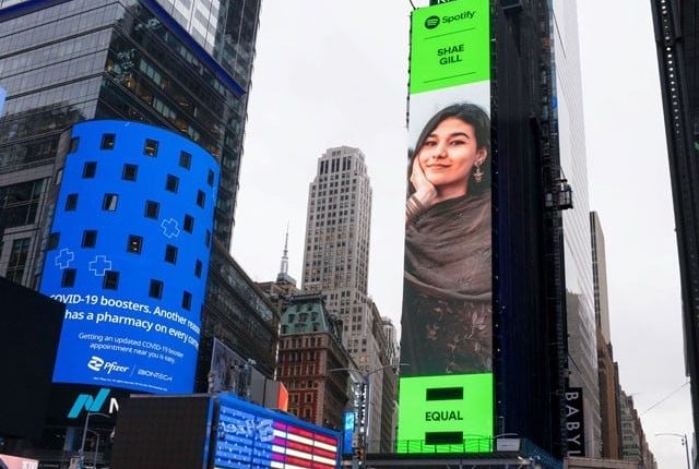 پاکستانی گلوکارہ شائے گِل کی نیویارک ٹائمز اسکوائر پر دھوم
