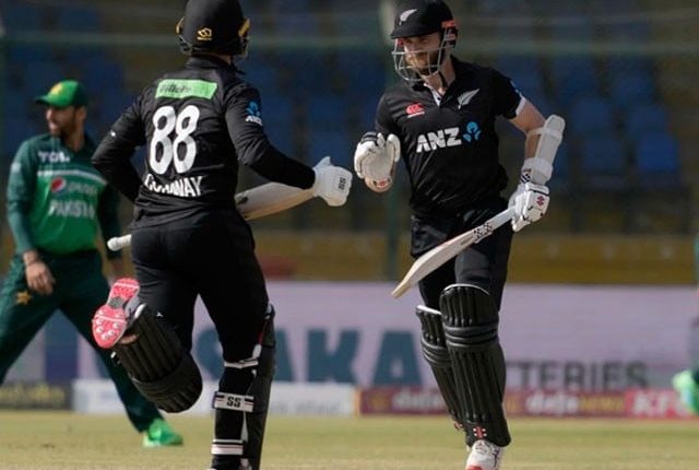 تیسرا ون ڈے؛ پاکستان کے ہدف281 رنز کے تعاقب میں نیوزی لینڈ کی بیٹنگ جاری