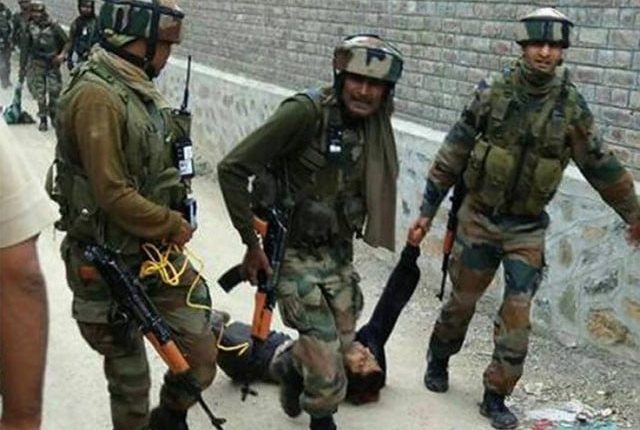 سفاک بھارتی فوج نے گاڑی سے اتار کر 2 کشمیری نوجوانوں کو گولیوں سے بھون ڈالا