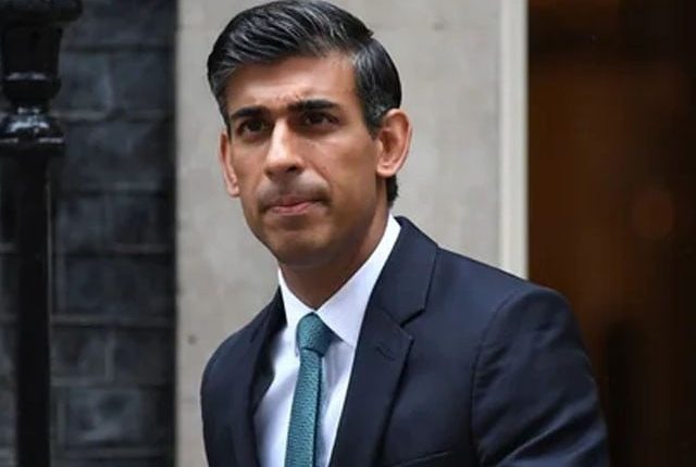 برطانوی وزیراعظم نے سیٹ بیلٹ نہ باندھنے پر معافی مانگ لی