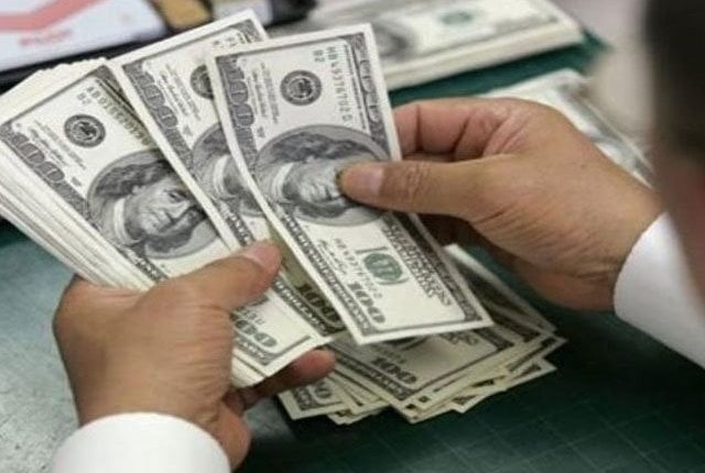 روپے کے مقابلے ڈالر کی اڑان جاری؛ اوپن مارکیٹ میں 2 روپے 25 پیسے کا اضافہ