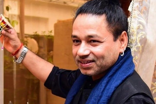 عاطف اسلم کا گانا گانے پر مداحوں نے کیلاش کھیر پر بوتلیں برسا دیں