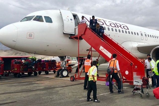 نشے میں دھت خاتون کی طیارے میں ہنگامہ آرائی، فضائی میزبان کو مکا مار دیا