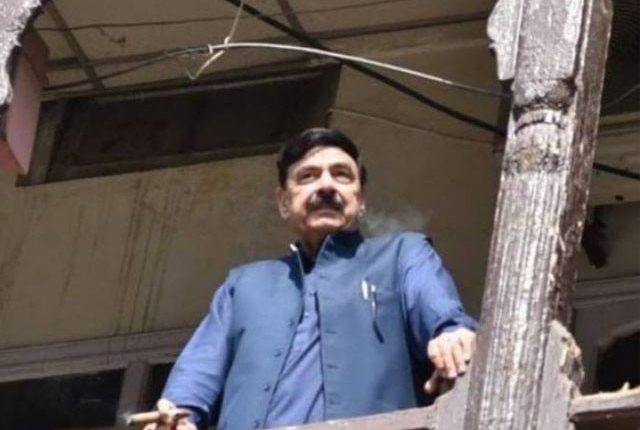 اسلام آباد ہائی کورٹ نے سندھ پولیس کی پاکستان عوامی تحریک کے سربراہ شیخ رشید احمد کی حوالگی کی درخواست مسترد کرتے ہوئے ضمانت کی درخواست پیر کو سماعت کیلیے مقرر کرلی۔ اسلام آباد ہائی کورٹ میں سندھ پولیس کی جانب سے دائر راہداری ریمانڈ کی سماعت پر جج نے شیخ رشید احمد کو سندھ منتقل کرنے اور راہداری ریمانڈ کی درخواست کو مسترد کردی جبکہ شیخ رشید کی درخواست ضمانت پر پیر کے لیے نوٹس جاری کردیے۔ مزید پڑھیں: جس طرح مجھے رکھا ہے اس سے بہتر ہے موت کی سزا سنا دیں، شیخ رشید اُدھر رجسٹرار آفس نے اعتراضات کے ساتھ شیخ رشید کی ضمانت کیلیے درخواست سماعت کے لیے مقرر کرلی، جس پر جسٹس طارق محمود جہانگیری پیر کو سماعت کریں گے۔ رجسٹرار آفس نے اعتراض اٹھایا کہ دوسرے صوبوں میں درج مقدمات ہم کیسے دیکھ سکتے ہیں ؟ مقدمات درج کرنے سے روکنے کا آرڈر کیسے دے سکتے ہیں ؟۔ یہ بھی پڑھیں: شیخ رشید کو جوڈیشل ریمانڈ پر اڈیالہ جیل بھیجنے کا حکم شیخ رشید نے اپنی درخواست میں مؤقف اختیار کیاکہ عمران نے آصف زرداری پر قتل کا الزام لگایا جس کا میں نے حوالہ دیا ، سیاسی بیان بازی کی بنا پر مزید مقدمات درج کرنے سے روکا جائے، آبپارہ ، مری اور کراچی کے مقدمات غیر قانونی قرار دیکر کالعدم قرار دیے جائیں اور کیس کے حتمی فیصلے تک کراچی منتقلی سے روکا جائے۔