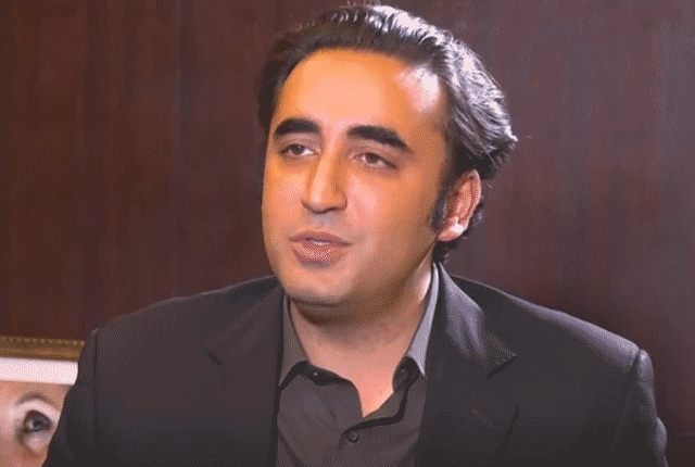 کراچی: پاکستان کے وزیر خارجہ بلاول بھٹو زرداری نے کہا ہے کہ جب تک کشمیری بھارتی مظالم کا شکار ہیں پاکستان کبھی چین سے بیٹھے گا نہ خاموش تماشائی بنے گا۔ بلاول بھٹو زرداری نے یوم یکجہتی کشمیر کے موقع پر اپنے پیغام میں کہا کہ کشمیریوں کو اقوام متحدہ کی سلامتی کونسل کی قراردادوں کے مطابق حق خودارادیت ملنے تک مسئلہ کشمیر پاکستان کی خارجہ پالیسی کا اہم ستون رہے گا۔ وزیرخارجہ کا کہنا تھا کہ سات دہائیوں سے بھارتی قابض افواج نے کشمیریوں پر مظالم ڈھائے ہیں اور انہیں ان کے حقوق سے محروم رکھا ہوا ہے۔ آج مقبوضہ جموں و کشمیر دنیا کے سب سے زیادہ فوجی تعیناتی والے علاقوں میں سے ایک ہے جہاں 9 لاکھ سے زیادہ قابض بھارتی فوج تعینات ہیں۔ بلاول بھٹو نے کہا کہ بھارت نے 5 اگست 2019 کے اپنے غیر قانونی اور یکطرفہ اقدامات سے مقبوضہ کشمیر کے لوگوں کو دبانے کا نیا باب کھول دیا ہے۔ بھارتی حکمرانوں نےانتخابی حلقوں کی تازہ حد بندی، غیر کشمیریوں کو لاکھوں ڈومیسائل سرٹیفکیٹس کا اجراء اور ووٹر لسٹوں میں لاکھوں غیر کشمیریوں کو شامل کیاہے جس کا مقصد کشمیریوں کو ان کی سرزمین پر ایک بے اختیار اقلیت میں تبدیل کرنا ہے۔ وزیرخارجہ نے کہا کہ کشمیری مسلسل خوف میں زندگی بسر کر رہے ہیں کیونکہ بھارتی فورسز کی طرف سے “محاصرے اور تلاشی” کی کارروائیوں میں طاقت کے اندھا دھند استعمال اور ماورائے عدالت قتل کا سلسلہ جاری ہے۔ کشمیریوں کو غیرقانونی حراست، تشدد اور جائیدادوں کی ضبطی کا سامنا ہے۔ بلاول بھٹو نے مزید کہا کہ بھارت کو مقبوضہ کشمیر میں انسانی حقوق کی سنگین خلاف ورزیاں ختم کرنا ہوں گی۔ بھارت آبادیاتی ڈھانچے میں تبدیلیوں سمیت 5 اگست 2019 کے یکطرفہ اور غیر قانونی اقدامات کو واپس لے اور کشمیر پر اقوام متحدہ کی سلامتی کونسل کی متعلقہ قراردادوں پر عمل درآمد کرے، پاکستان کشمیری عوام کی غیرمتزلزل اخلاقی، سفارتی اور سیاسی حمایت جاری رکھے گا۔