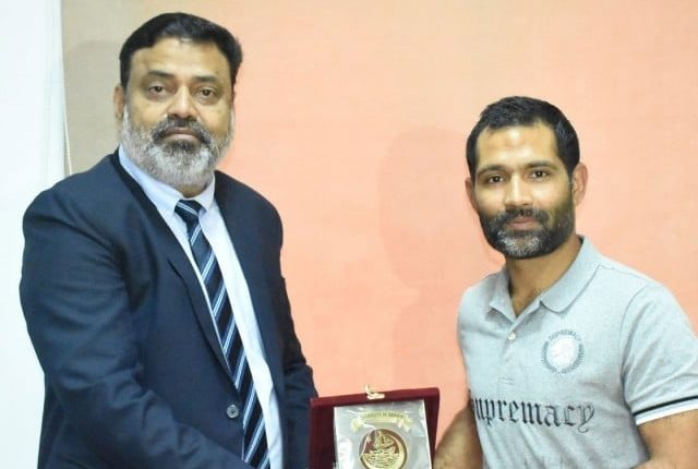 اسد شفیق نے بھی کراچی یونیورسٹی میں داخلہ لے لیا