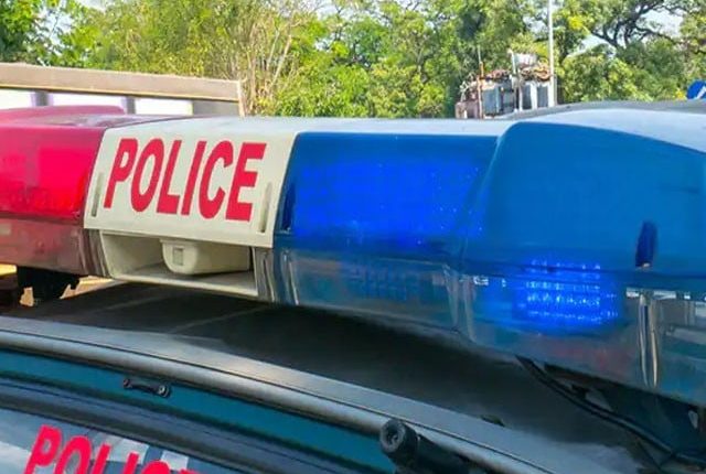 اتر پردیش: والدین اور بھائیوں نے 21 سالہ بہن کو بیدردی سے قتل کرنے کے بعد لاش تیزاب میں ڈال دی۔ بھارتی میڈیا کے مطابق اترپردیش کے علاقے کاؤ شمبی میں ایک افسوسناک واقعہ پیش آیا جس میں والدین نے اپنے دو بیٹوں کیساتھ ملکر اپنی ہی بیٹی کو بیدردی سے قتل کردیا۔ پولیس کا کہنا ہے کہ والدین نے لڑکی کو قتل کرنے کے بعد لاش کو ناقابل شناخت بنانے کیلئے تیزاب میں ڈال دیا جسے بعد میں گاؤں کے باہر پھینک دیا۔ لڑکی کی لاش منگل کو گاؤں کے باہر ایک کنال سے ملی تھی۔ پولیس سپریٹندنٹ برجیش کمار نے بتایا کہ لڑکی کے والد نریش نے 3 فروری کو مقامی تھانے میں اپنی بیٹی کی گمشدگی کی رپورٹ درج کرائی تھی، جب پولیس تفتیش کیلئے انکے گھر پہنچی تو اسے وہاں قتل کے شواہد ملے۔ پولیس نے لڑکی کے والدین سے تفتیش کی تو انہوں نے اپنی بیٹی کو گلا دباکر قتل کرنے کا اعتراف کرلیا۔ پولیس نے بتایا کہ والدین نے اپنی بیٹی کی لاش کی شناخت کو مسخ کرنے کیلئے اس پر تیزاب ڈال دیا، لاش کو ٹھکانے لگانے میں انکے دونوں بیٹوں گلاب اور رامیش نے بھی پوری مدد فراہم کی۔ لڑکی کے والد نریش کا کہنا ہے کہ اسکی بیٹی فون پر کئی لڑکوں کے ساتھ بات کرتی تھی، جب اسکو اپنی بیٹی کے پاس سے پریگنینسی ٹیسٹ کی کٹس ملیں تو یقین ہوگیا کہ اسکا کسی لڑکے کیساتھ جسمانی تعلق ہے جس پر غصے میں آکر اسکو قتل کردیا۔ پولیس نے لڑکی ماں، والد اور دونوں بھائیوں کو قتل کے الزام میں گرفتار کرکے مقدمہ درج کرلیا۔