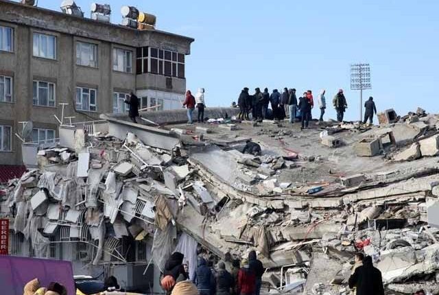 چارلی ہیبڈو اسلامو فوبیا سے باز نہ آیا، زلزلے سے ہزاروں اموات کا مذاق بنا دیا