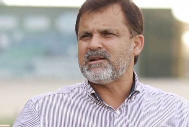 کراچی: سابق ٹیسٹ کپتان اور پاکستان کرکٹ ٹیم کے سابق ہیڈ کوچ معین خان نے کہا ہے کہ پی سی بی کے آئین 2014 کی بحالی خوش آئند ہے۔ ڈیپارٹمنٹل اسپورٹس بند ہوجانے سے لاتعداد کھلاڑی بے روزگار ہوئے. امید ہے کہ محکمہ جاتی سطح پر کھیلوں کی سرگرمیاں بحال ہونے سے کھلاڑیوں کو روزگار بھی ملے گا۔ میڈیا سے گفتگو کرتے ہوئے کوئٹہ گلیڈی ایٹر کے ہیڈ کوچ نے کہا کہ لیگ میں فرنچائز کی گزشتہ دوسال کی خراب کارکردگی پر کوئی دو رائے نہیں،ہم نے پی ایس ایل میں شاندار کارکردگی کا مظاہرہ کیا اور ٹائٹل بھی اپنے نام کیا۔ انہوں نے کہا کہ خراب کارکردگی کی وجوہات میں کھلاڑیوں کی فٹنس اہم مسئلہ رہا ہے۔ڈرافٹنگ کے نظام کی وجہ سے بھی اہم کھلاڑی میسر نہ آسکے جبکہ لیگ کی بعض تکنیکی اور انتظامی خامیاں بھی آڑے آئیں۔ توقع ہے کہ پی ایس ایل 8 میں کوئٹہ گلیڈی ایٹر کی کارکردگی اچھی رہے گی۔کوشش کریں گے اس مرتبہ ٹرافی جیتیں، ہمارے تمام کھلاڑی اچھی فارم میں ہیں۔