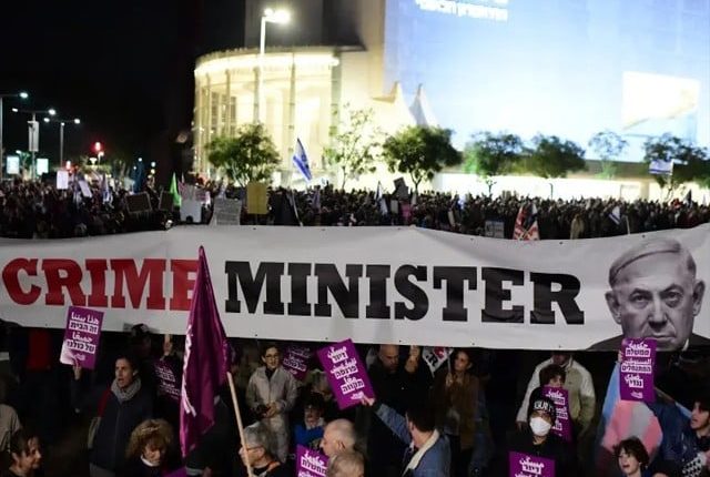 اسرائیل میں کالے قانون کیخلاف ہزاروں مظاہرین نے پارلیمنٹ کا گھیراؤ کرلیا