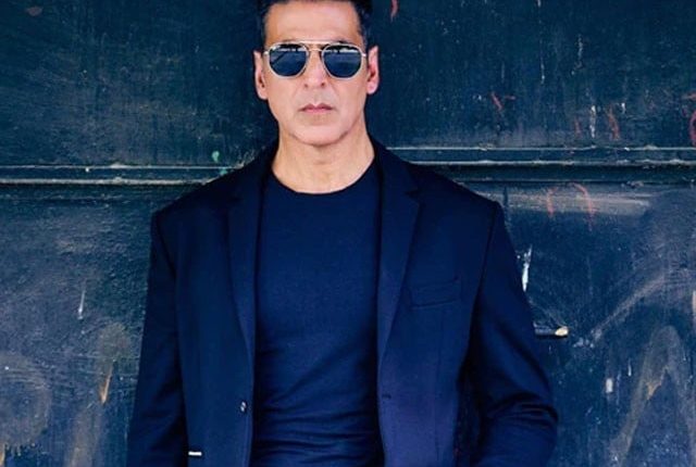 سیکیورٹی حصار توڑنے والے مداح کو اکشے کمار نے گلے سے لگالیا