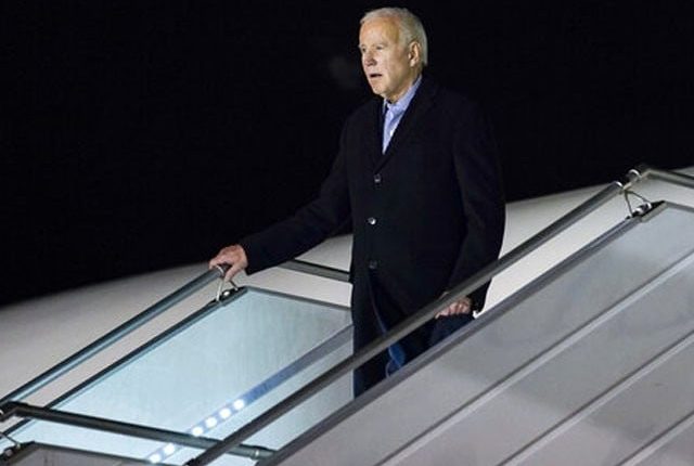 امریکی صدر طیارے کی سیڑھیوں سے لڑھکتے ہوئے نیچے آن گرے؟