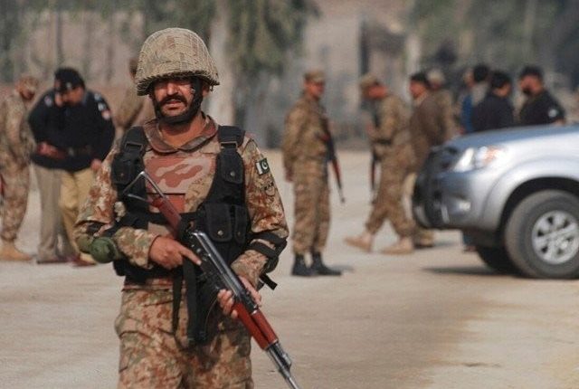 کوئٹہ: بلوچستان کے ضلع آواران میں سیکیورٹی فورسز کی کارروائی میں ایک دہشت گرد ہلاک ہوگیا۔ پاک فوج کے شعبہ تعلقات عامہ (آئی ایس پی آر) کے مطابق سیکیورٹی فورسز نے حالیہ آئی ای ڈی حملوں میں ملوث دہشت گردوں کے خفیہ ٹھکانے کی موجودگی کے انکشاف پر آپریشن کیا اور ہیلی بورن فورس کا استعمال کیا۔ آئی ایس پی آر کے مطابق فائرنگ کے تبادلے میں ایک دہشت گرد ہلاک ہوگیا جبکہ اسلح اور گولہ بارود کا بڑا ذخیرہ برآمد کرلیا گیا۔