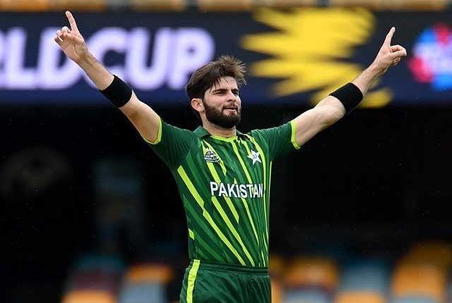 لاہور قلندرز کے کپتان شاہین شاہ آفریدی نے پی ایس ایل میچز لاہور میں ہی شیڈول کے مطابق ہونے کا اشارہ دے دیا جب کہ سابق کپتان مصباح الحق نے بھی پروگرام کے مطابق میچز جاری رکھنے پر زور دیا ہے۔ لاہور قلندرز اور پاکستان چلڈرن ہارٹ فاؤنڈیشن کے درمیان ایم او یو پر دستخط کی تقریب میں فاسٹ بولر شاہین شاہ آفریدی نے کہا کہ ہوم کنڈیشنر میں کھیلنا ہر ٹیم کی خواہش ہوتی ہے اور یم بھی یہ ہی چاہتے ہیں کہ لاہور قلندرز کی ٹیم اپنے ہوم کراؤڈ کے سامنے کھیلے، مجھے لگتا ہے کہ میچز طے شدہ شیڈول کے تحت لاہور میں ہی کرانے کا فیصلہ کرلیا گیا ہے۔ انہوں نے کہا کہ کھلاڑی بھی یہ ہی چاہتے ہیں کہ میچز لاہور میں ہی ہوں، سب سے زیادہ کراؤڈ لاہور میں آتا ہے۔ سی ای او لاہور قلندر عاطف رانا نے کہا کہ جب بھی لاہور میں میچز ہوتے ہیں کبھی کوویڈ آجاتا ہے تو کبھی فنڈز کا مسلہ سامنے آجاتا ہے، امید ہے کہ یہ ایشو بھی حل ہوجائے گا، لاہور سے میچز کی منتقلی سے مایوسی ہوگی، لاہوریوں کی خوشی کیلیے ہمیں قربانی دینے ہوگی۔ انہوں نے کہ کہ اسٹیڈیم کی گنجائش بڑھانے کی ضرورت ہے، اگر گنجائش بڑھ جائے تو جو لوگ ٹکٹ خرید نہیں سکتے انہیں ہم ویسے اسٹیڈیم لاسکتے ہیں۔ یہ پڑھیں : پی ایس ایل میچز لاہور اور پنڈی سے کراچی شفٹ نہیں ہوں گے، ذرائع سابق کپتان مصباح الحق نے کہا کہ میچز شیڈول کے مطابق ہونے چاہئیں، میرے بیٹے نے پہلے سے ٹکٹیں لے کر رکھی ہیں، اگر میچز منتقل ہوئے تو لوگ مایوس ہوں گے۔ مصباح کے مطابق سب سے زیادہ خوشی کی بات ہے آپ کے کرکٹر دنیا میں پہچانے جاتے ہیں بابر ، شاہین ، رضوان ہمارے ملک کا فخر ہیں جنہوں ںے متعدد انٹرنیشنل ایوارڈز اپنے نام کیے ہیں، میری دعا ہے کہ پاکستانی کرکٹرز اور زیادہ ترقی کریں۔