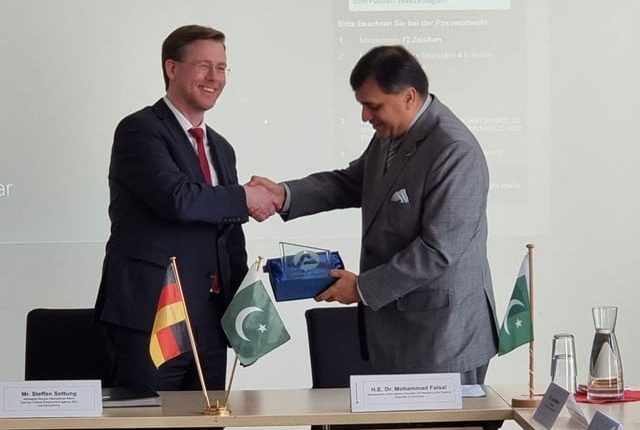 پاکستان اور جرمنی نے ہنرمند افراد کو ملازمتیں فراہم کرنے کے معاہدے پر دستخط کردیے